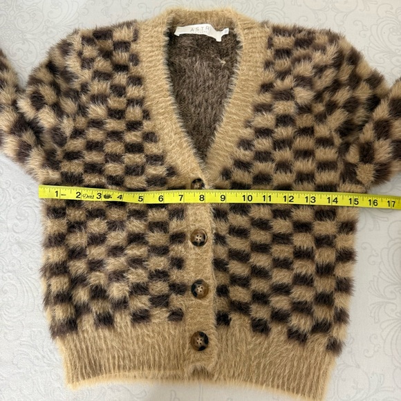 ASTR The Label Faux Fur Check Cardigan in Tan & Brown Checked Size Medium - Picture 10 of 12